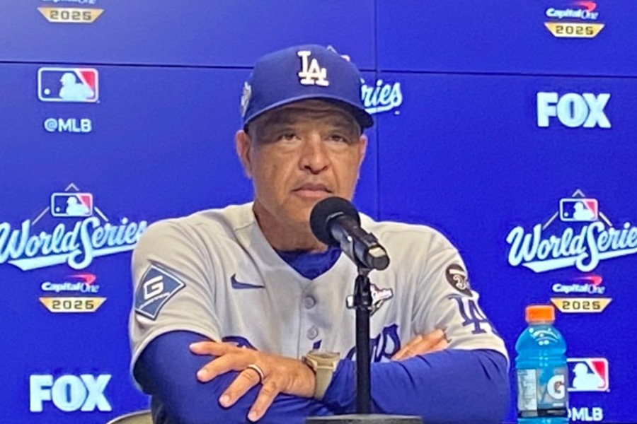試合後、取材に応じたドジャースのデーブ・ロバーツ監督【写真：真柴健】
