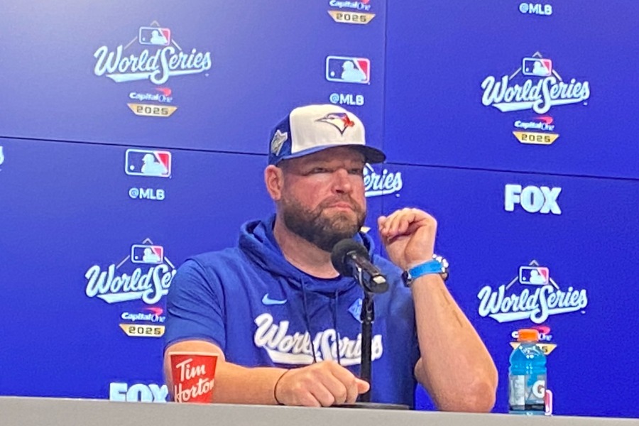 試合後、取材に応じたブルージェイズのジョン・シュナイダー監督【写真：真柴健】