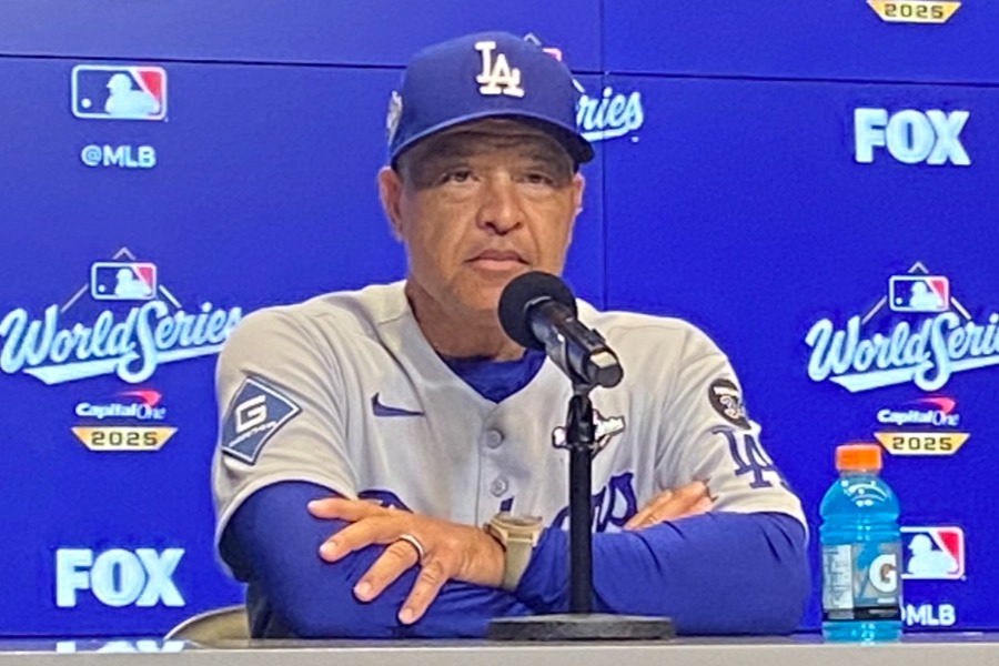 試合後、取材に応じたドジャースのデーブ・ロバーツ監督【写真：真柴健】
