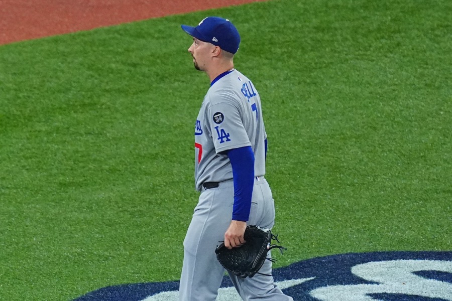 ベンチに戻るドジャースのブレイク・スネル【写真:荒川祐史】