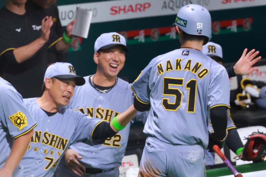 適時打で喜ぶ阪神・藤川球児監督【写真提供：産経新聞社】