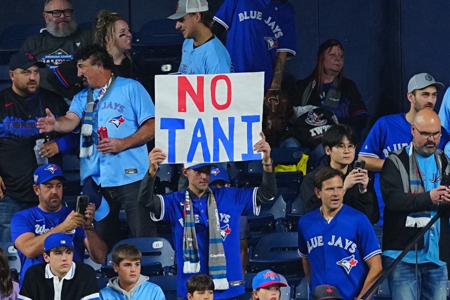 ボードを掲げるブルージェイズファン【写真：荒川祐史】
