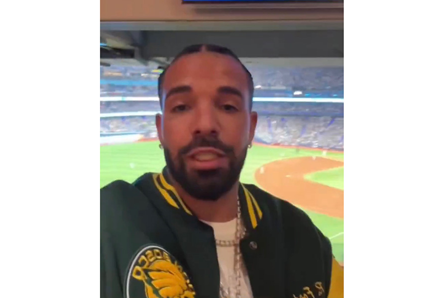 観戦に訪れたラッパーのドレイク（MLBの投稿をスクリーンショット）