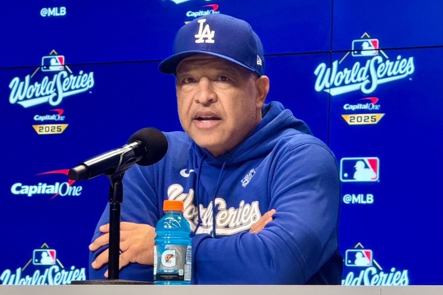 試合前、取材に応じたドジャースのデーブ・ロバーツ監督【写真：小谷真弥】