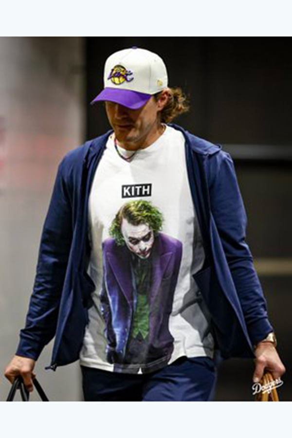 球場入りするドジャースのエンリケ・ヘルナンデス【写真提供：ドジャース】