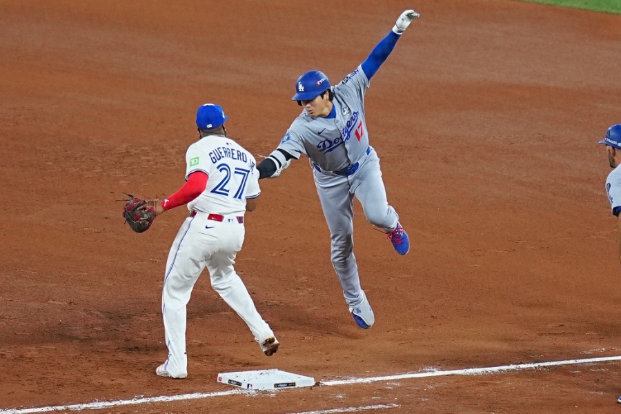 ゲレーロjr.と接触したドジャース・大谷翔平【写真：荒川祐史】