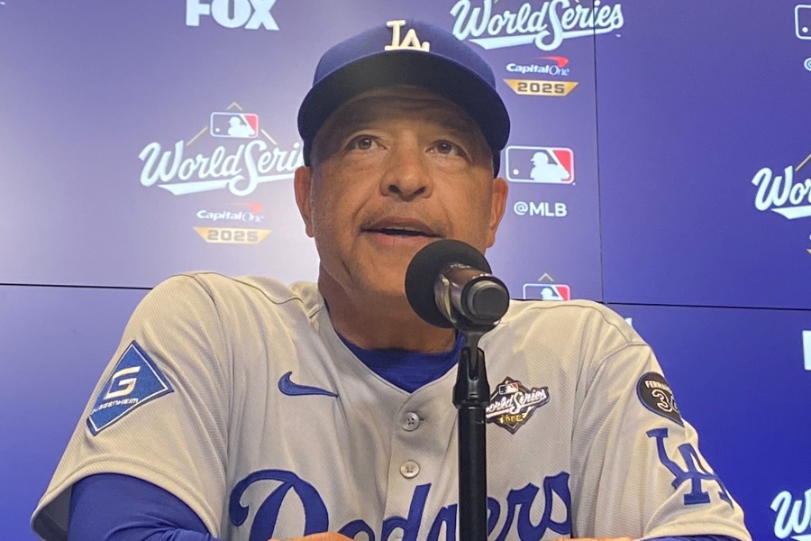 試合後、取材に応じたドジャースのデーブ・ロバーツ監督【写真：真柴健】