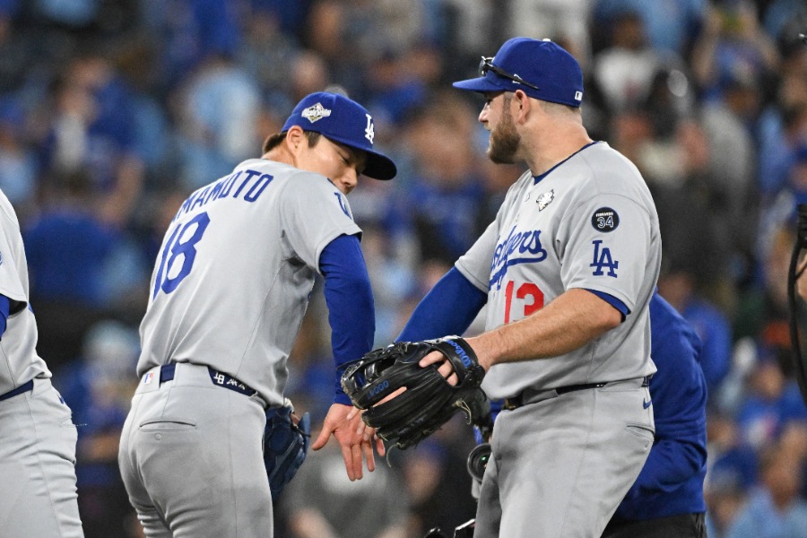 試合後にハイタッチするドジャース・山本由伸【写真:ロイター】