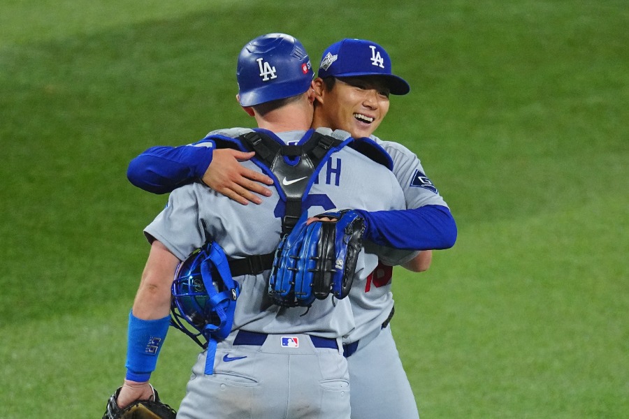 完投勝利に抱き合うドジャース・山本由伸（右）とウィル・スミス【写真：荒川祐史】