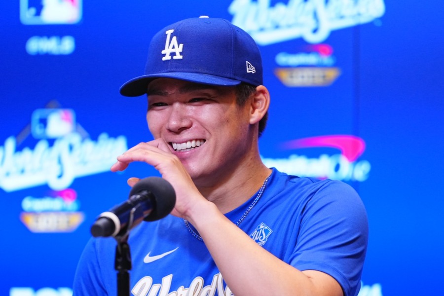 試合後、取材に応じたドジャース・山本由伸【写真：荒川祐史】