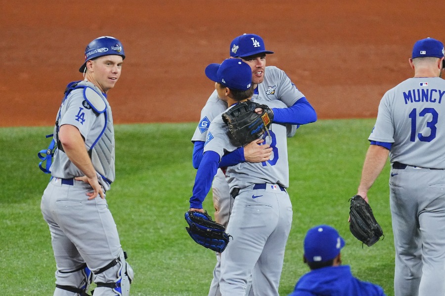 完投勝利に抱き合うドジャース・山本由伸（中央）とフレディ・フリーマン【写真：荒川祐史】