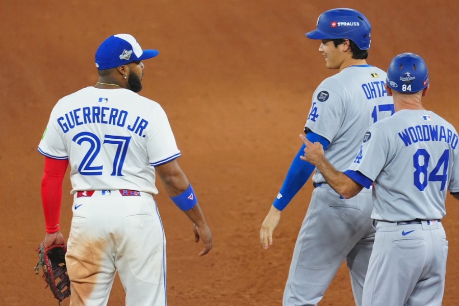 塁上で会話するブルージェイズのブラディミール・ゲレーロJr.（左）とドジャース・大谷翔平【写真：荒川祐史】
