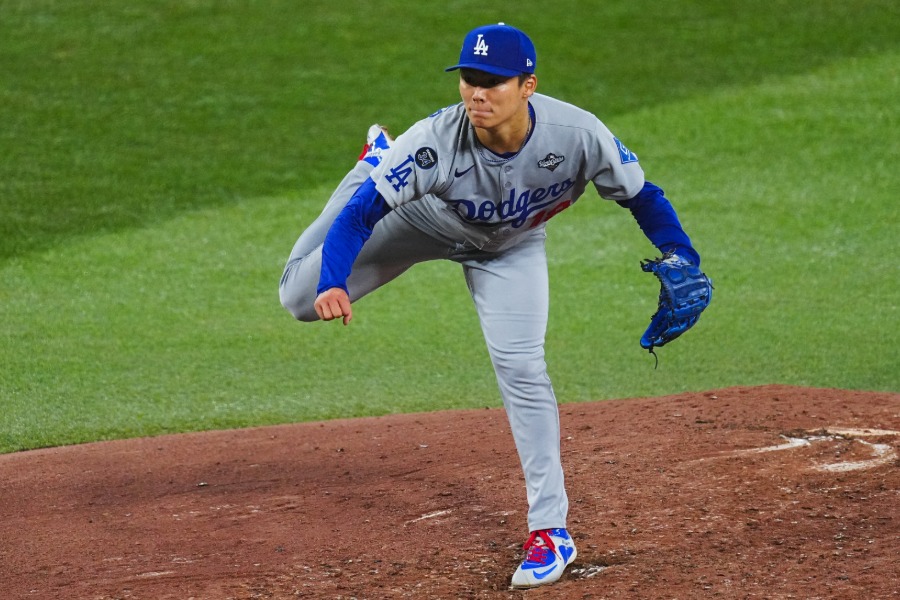 ブルージェイズ戦で力投したドジャース・山本由伸【写真:荒川祐史】