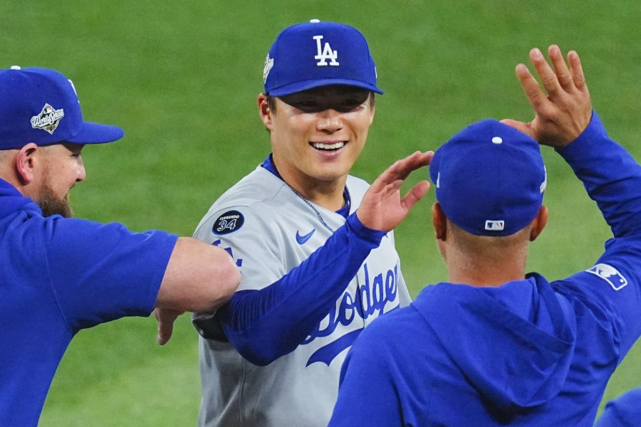 試合後にハイタッチするドジャース・山本由伸【写真：荒川祐史】