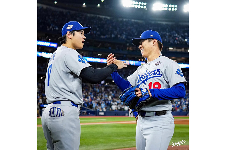 試合後にハイタッチするドジャース・大谷翔平（左）と山本由伸（写真はスクリーンショット）