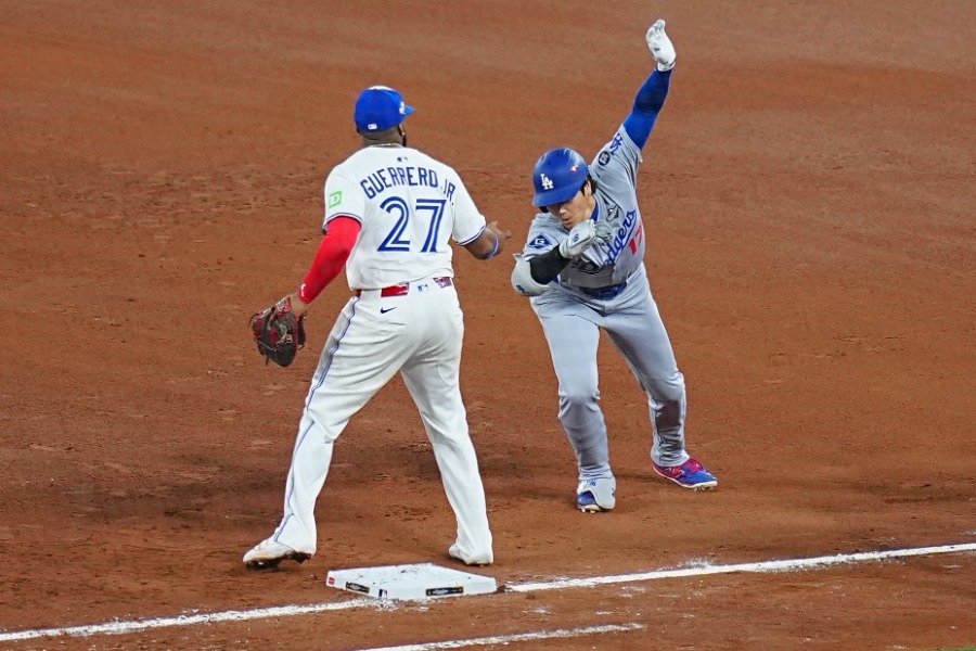 接触寸前のドジャース・大谷翔平【写真：荒川祐史】