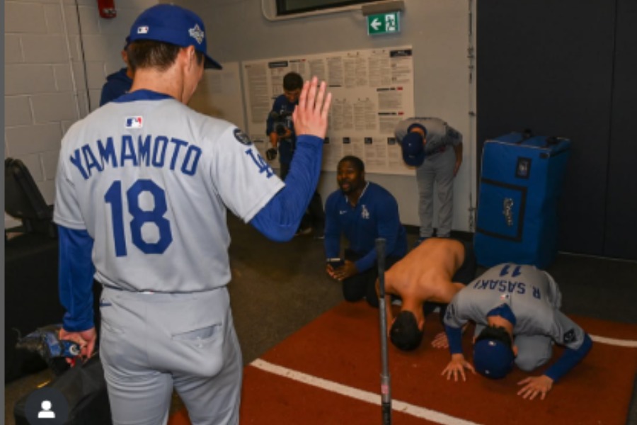 山本由伸に土下座する佐々木朗希（投稿をスクリーンショット）【写真提供：ジョン・スーフー/ドジャース】