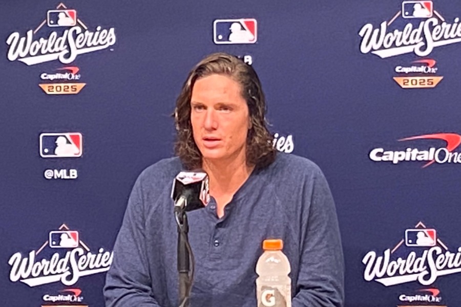 取材に対応したドジャースのタイラー・グラスノー【写真:真柴健】