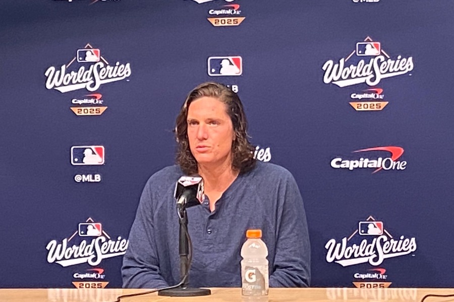 取材に対応したドジャースのタイラー・グラスノー【写真：真柴健】