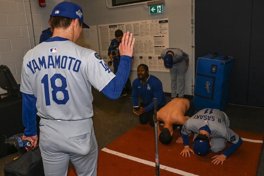 山本由伸に土下座する佐々木朗希【写真提供：ジョン・スーフー/ドジャース】