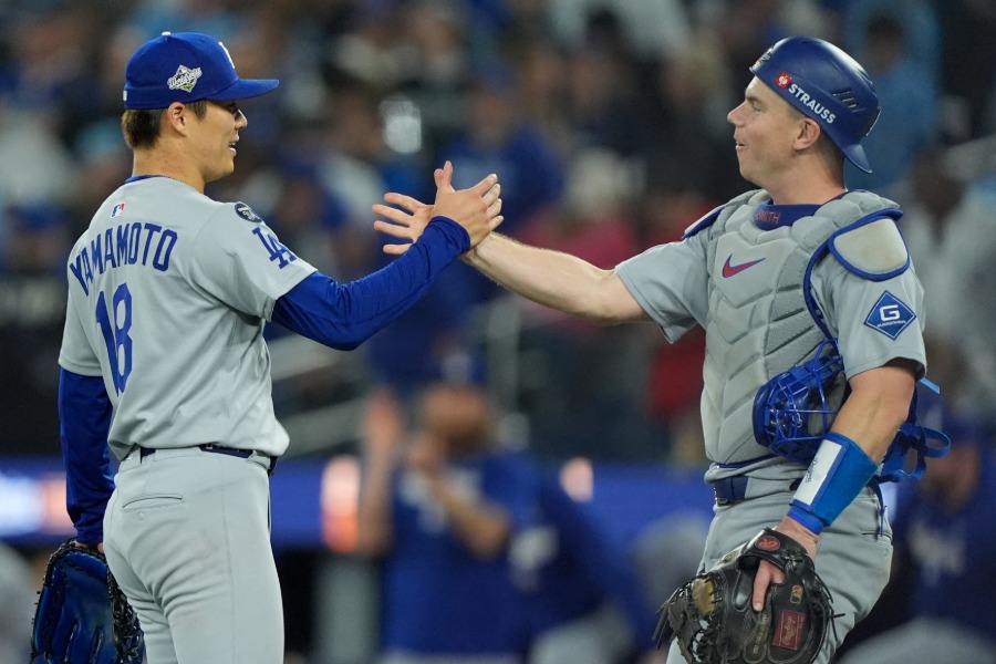ドジャース・山本由伸(左)とウィル・スミス【写真:ロイター】