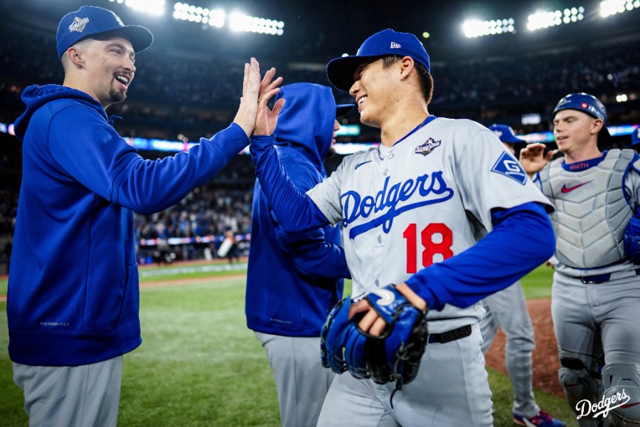 ハイタッチを交わす山本由伸とブレイク・スネル【写真提供：ドジャース】