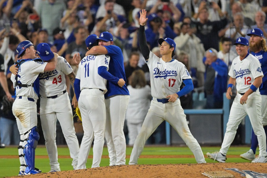 ハイタッチするドジャースナイン【写真:ロイター】