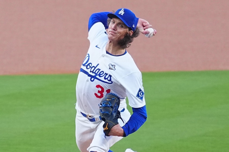 ブルージェイズ戦で力投するドジャースのタイラー・グラスノー【写真：荒川祐史】