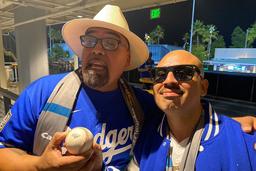 ドジャース・大谷翔平の本塁打球を入手したデビッド・アギュラーさん（左）【写真：真柴健】