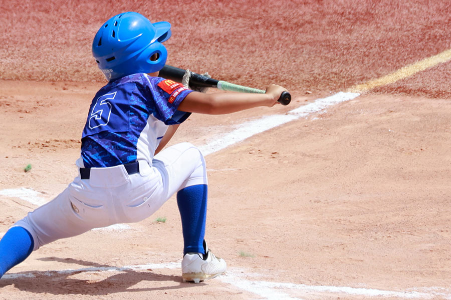 平野氏が解説するバントの「後ろの手の使い方」とは（写真はイメージ）