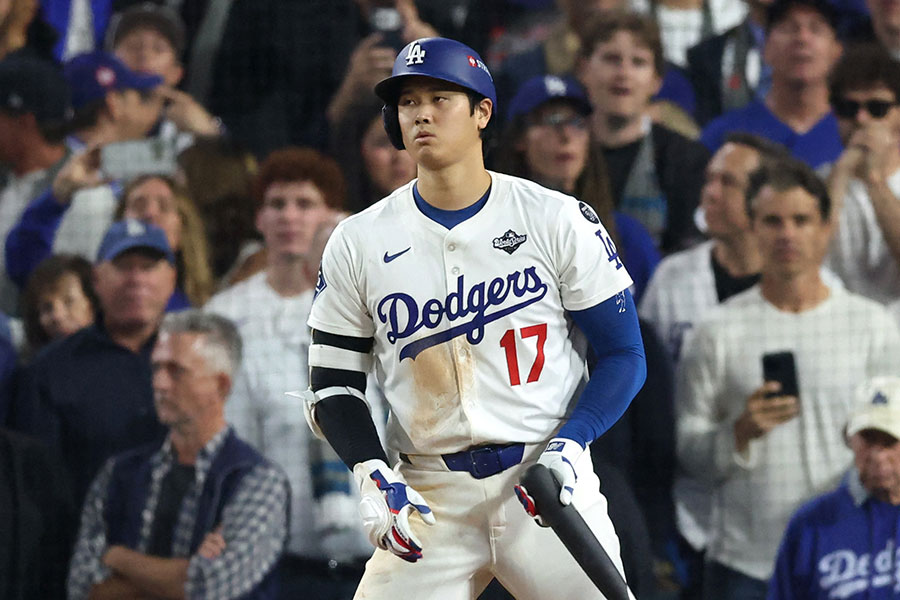 Bジェイズ戦の11回、申告敬遠で出塁したドジャース・大谷翔平【写真：ロイター】