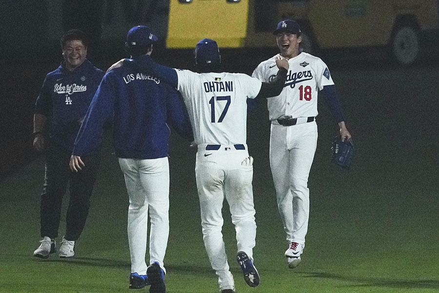 サヨナラ勝利に肩を組み喜ぶドジャース・佐々木朗希、大谷翔平と山本由伸（左から）