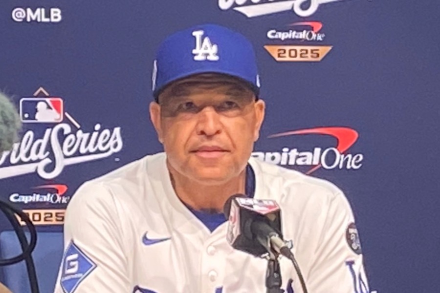 試合後、取材に対応したドジャースのデーブ・ロバーツ監督【写真:真柴健】