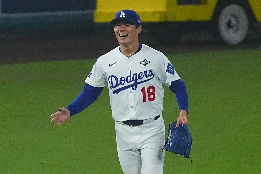サヨナラ勝利後、ブルペンから駆け寄るドジャース・山本由伸【写真：荒川祐史】