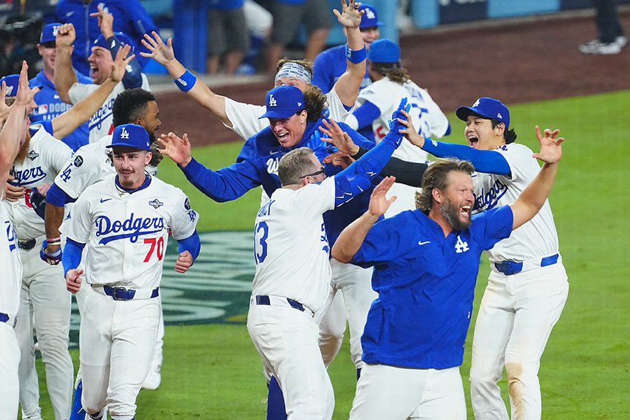 サヨナラ勝利に喜ぶドジャースナイン【写真:荒川祐史】