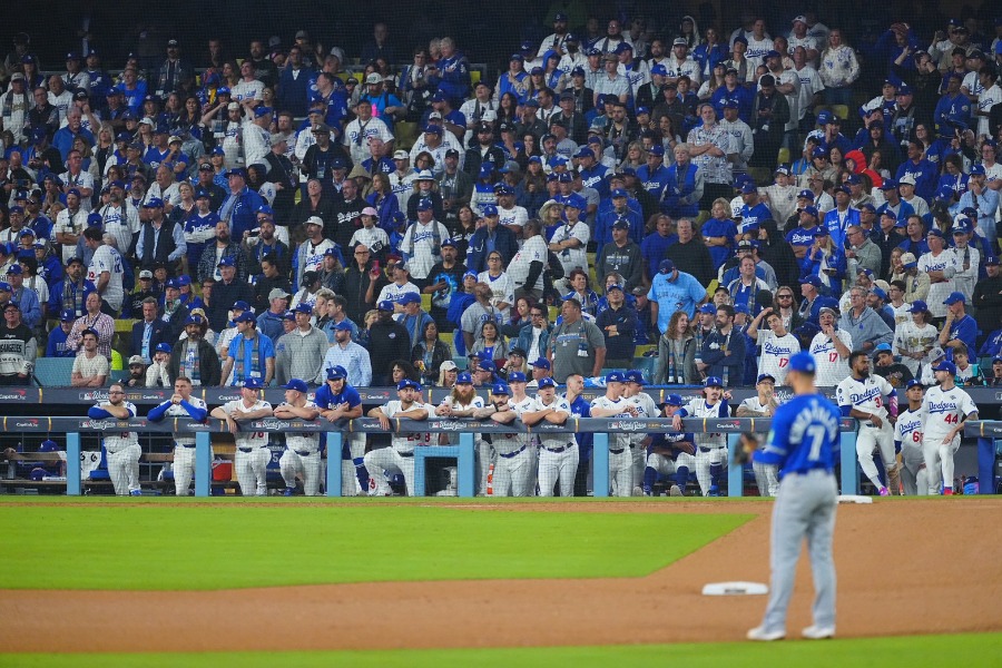 ベンチから試合を見守るドジャースナイン【写真：荒川祐史】