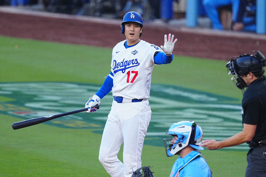 Bジェイズ戦の第1打席、5球目のストライク判定に驚くドジャース・大谷翔平【写真：荒川祐史】