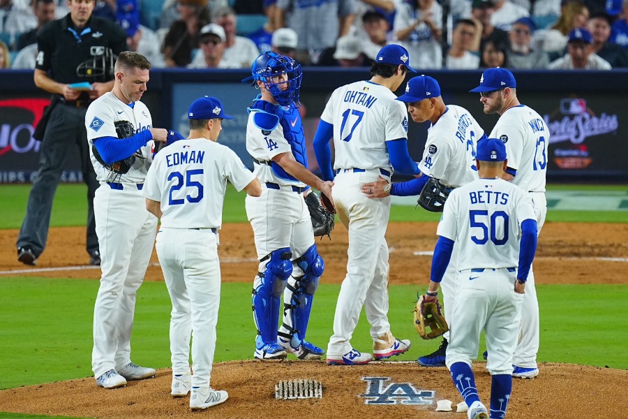 ベンチに戻るドジャース・大谷翔平【写真:荒川祐史】
