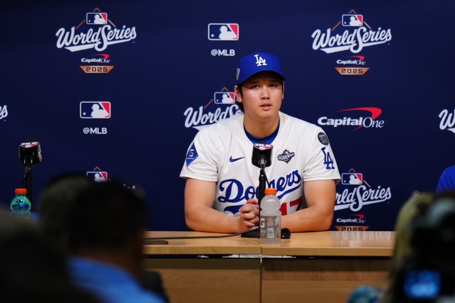 試合後、取材に応じるドジャース・大谷翔平【写真：荒川祐史】