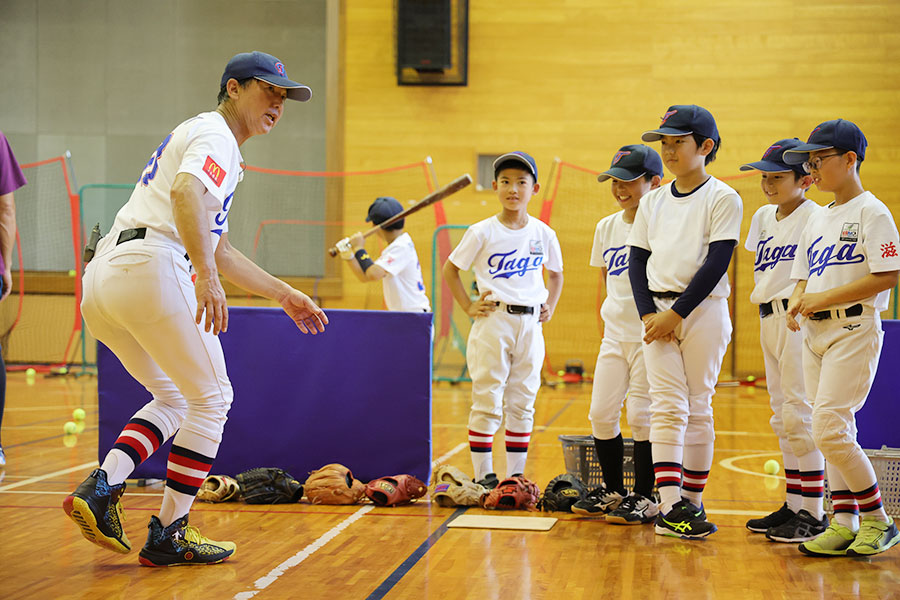 子どもたちを指導する多賀少年野球クラブ・辻正人監督【写真：早浪章宏】
