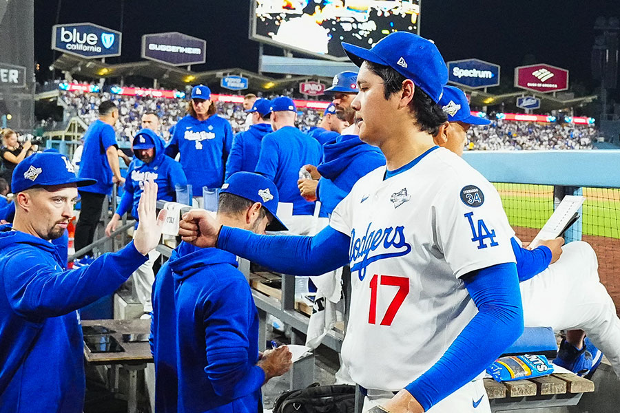 降板しベンチに下がるドジャース・大谷翔平【写真:荒川祐史】