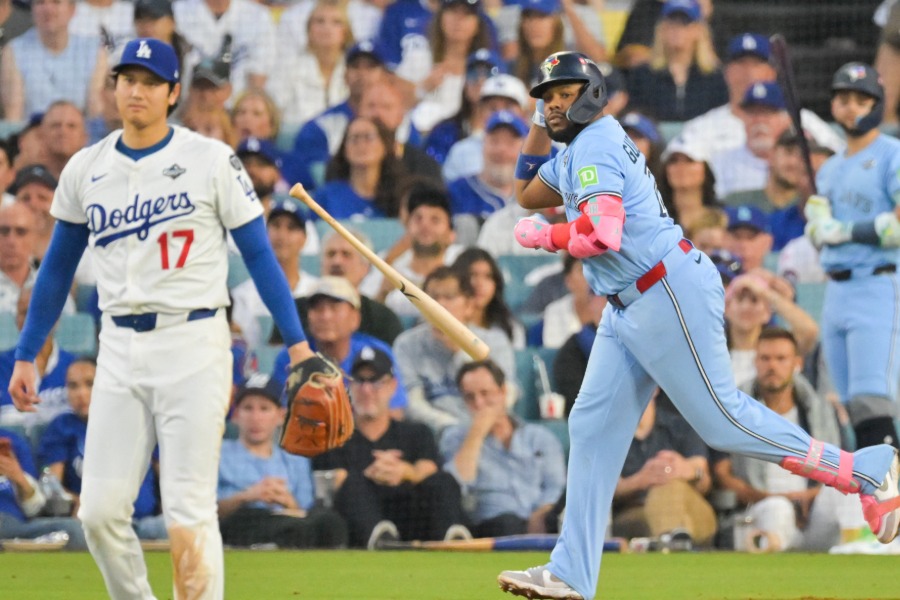 ドジャース・大谷翔平投手（左）から2ランを放ったブルージェイズのブラディミール・ゲレーロJr.【写真：ロイター】