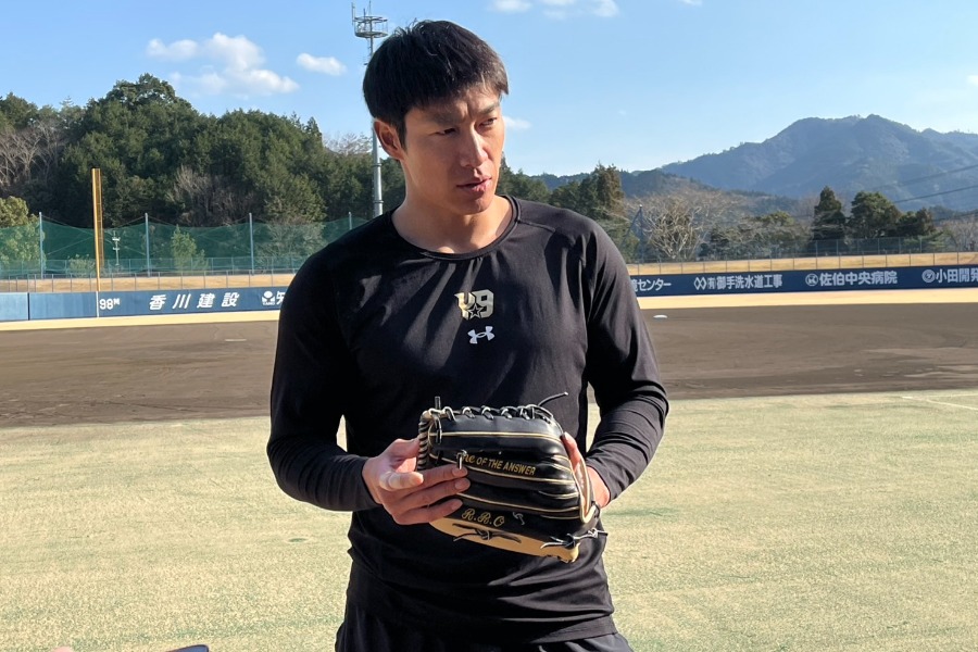 松坂恭平氏のグラブを手にするソフトバンク・柳田悠岐【写真：湯浅大】