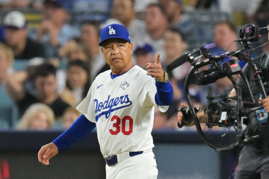 投手交代を告げるドジャースのデーブ・ロバーツ監督【写真：ロイター】