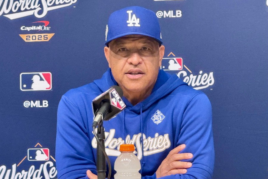 会見で質問に答えるドジャースのデーブ・ロバーツ監督【写真：小谷真弥】