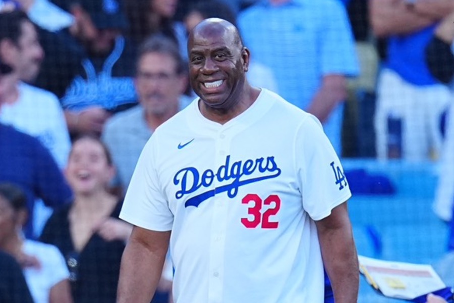 始球式を行ったマジック・ジョンソン氏【写真：荒川祐史】