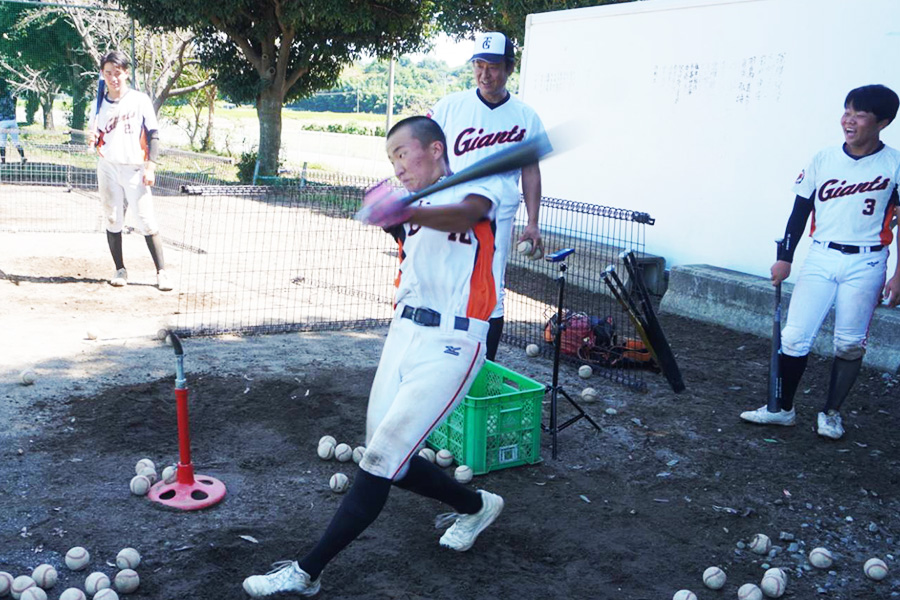 打球速度を計測する高崎中央ポニーの選手たち【写真：尾辻剛】