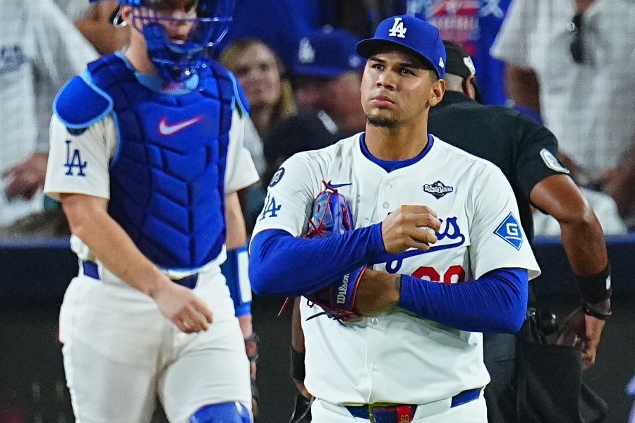 ワイルドピッチに険しい表情をするドジャースのエドガルド・エンリケス【写真：荒川祐史】