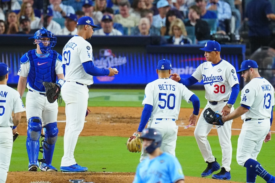 マウンドに集まるドジャースナイン【写真：荒川祐史】