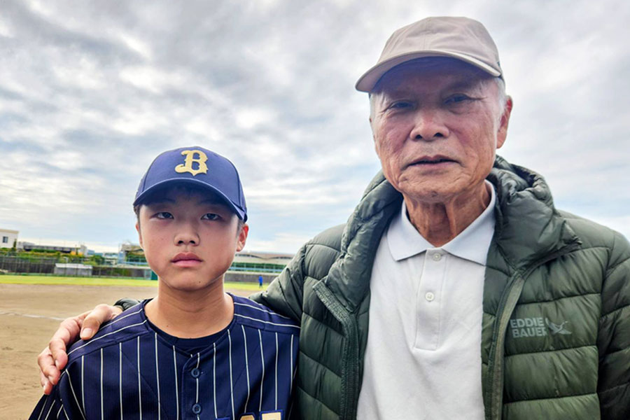 羽田耕一氏（右）とオリックスジュニアに選出された庄里くん【写真：北野正樹】